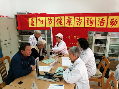 北航校醫(yī)院退休職工黨支部重陽(yáng)送健康，溫暖情意暖夕陽(yáng)